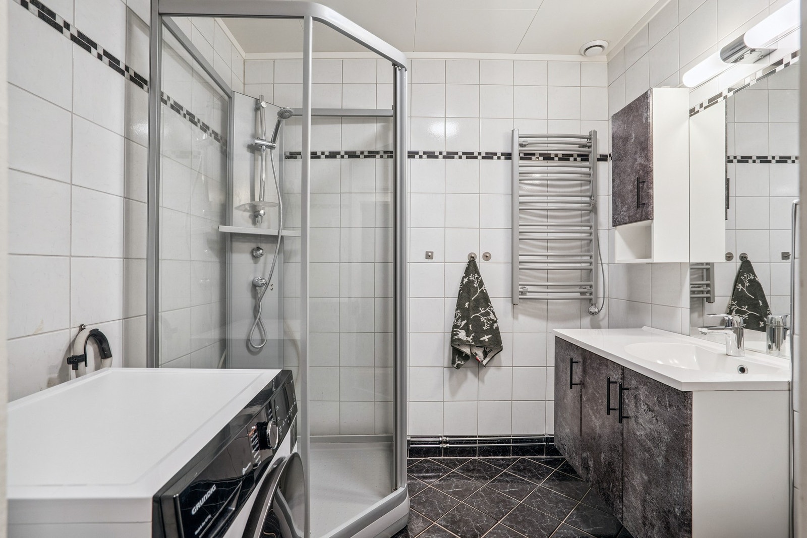 Komplett flislagt bad med gulvvarme. Galleribilde