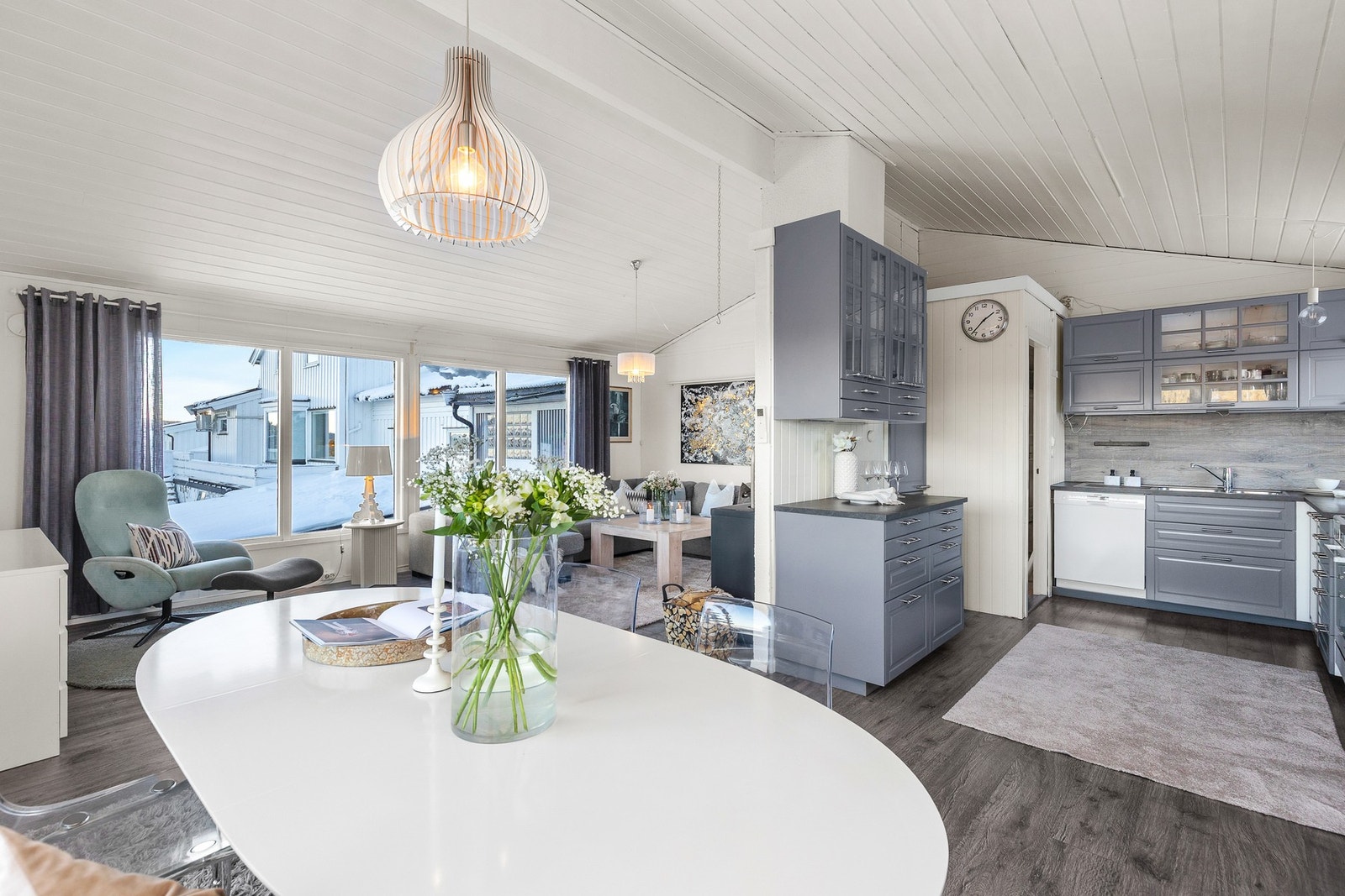 Det er svært god plass til et stort spisebord, noe som gjør rommet ideelt for både hverdagsbruk og større selskaper. Galleribilde