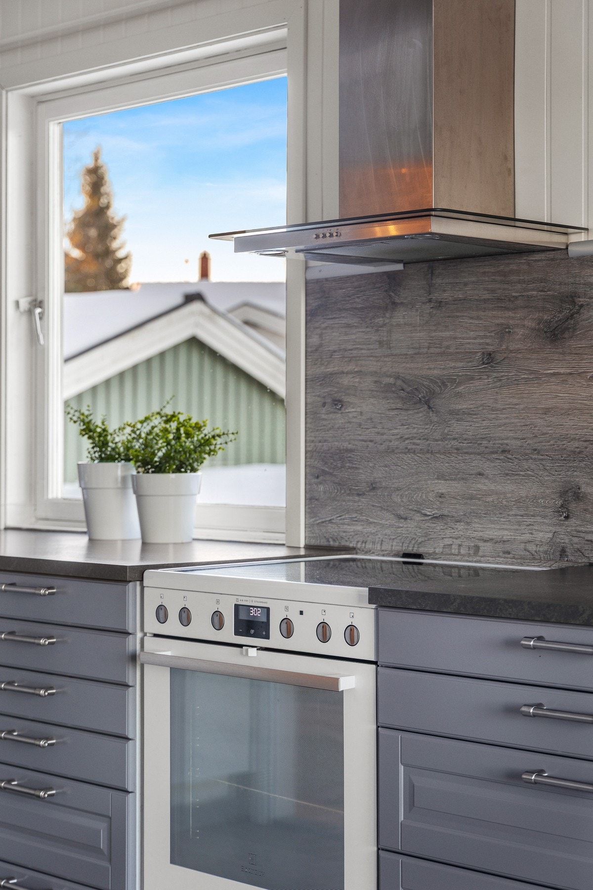 Kjøkkenet har gode arbeidsflater og fint utsyn ved benken. Galleribilde