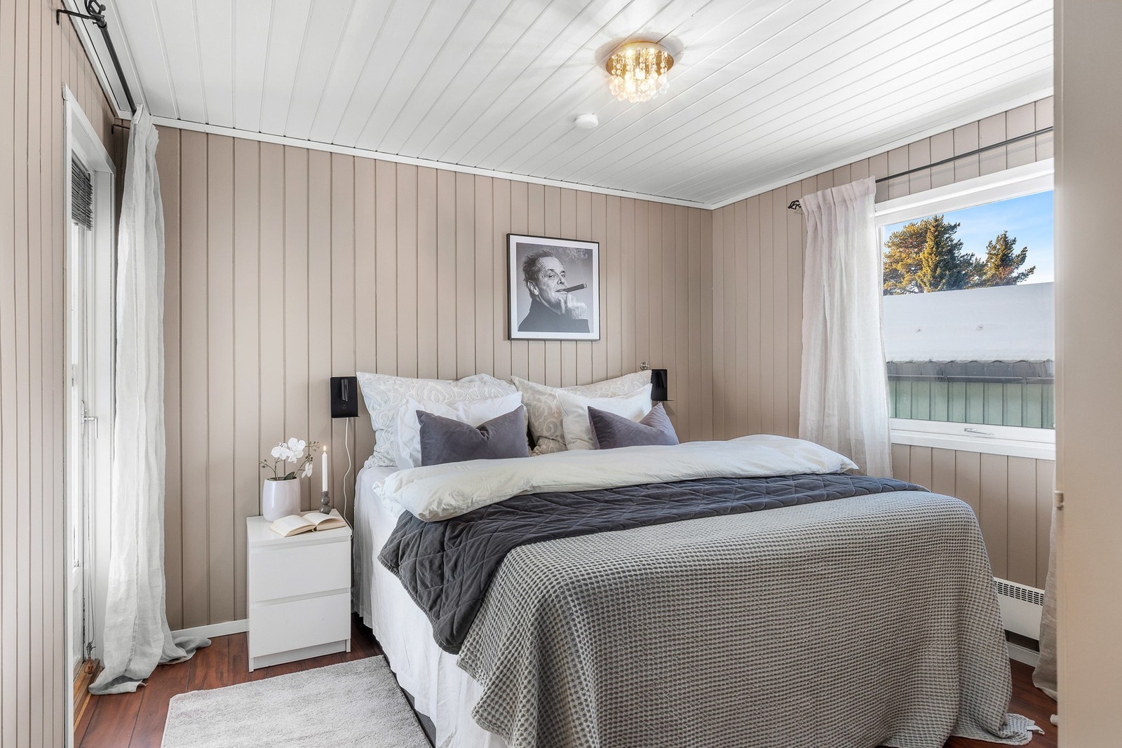 Luftig hovedsoverom på 12,1 kvm med egen utgang til veranda. Galleribilde