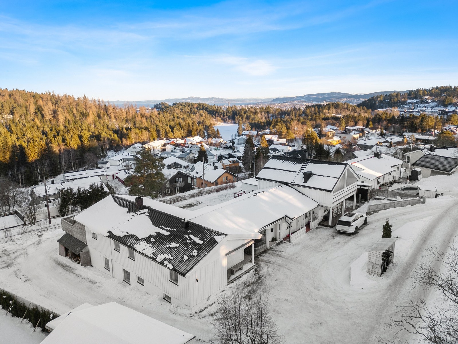 Eiendommen er 640 kvm med parkering i carport og oppstillingsplass på egen tomt. Galleribilde