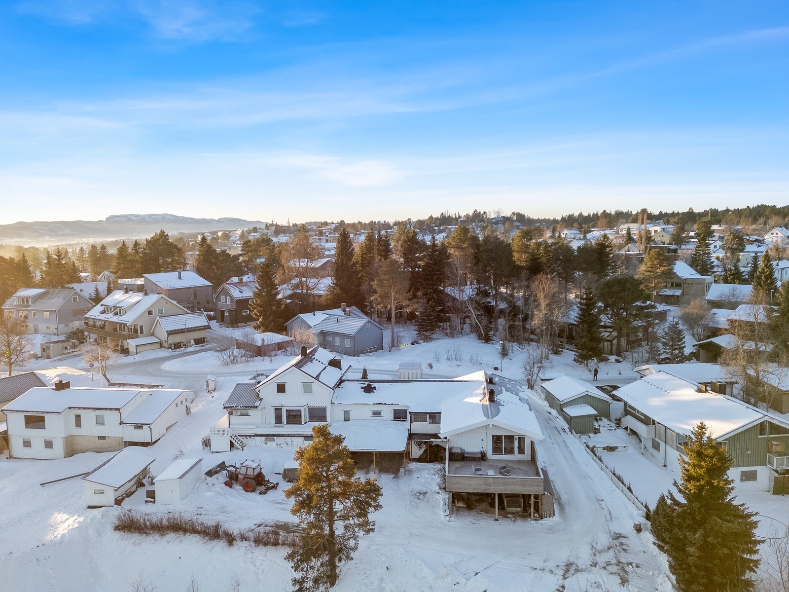 Her bor du i et veletablert og barnevennlig nabolag i kanten av Bymarka, med nærhet til lekeplass, barnehage, treningssenter og trikkeholdeplass. Galleribilde