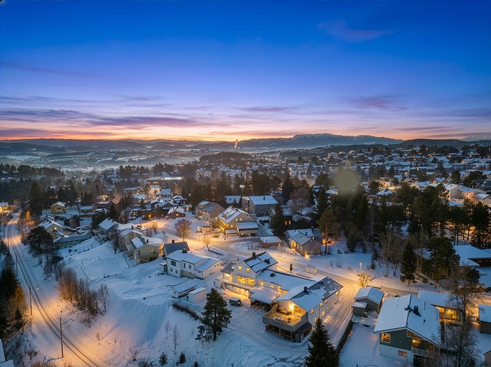 En innholdsrik familiebolig med tilbaketrukket og markanær beliggenhet på Ugla. Galleribilde