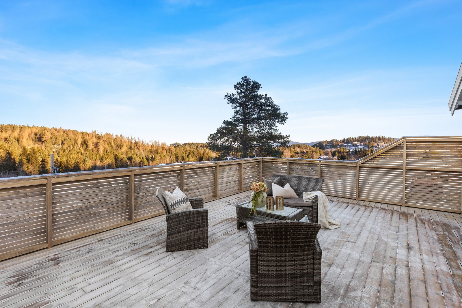 Fantastisk utsikt mot Kyvannet og Bymarka og minimalt med innsyn fra naboer. Galleribilde