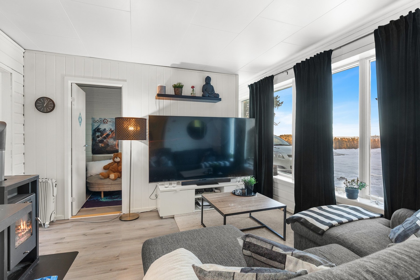 Boligen har en fin utleiedel med egen inngang. Koselig stue med vedfyring. Galleribilde