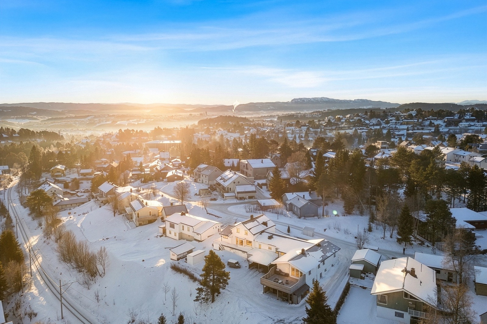 Her bor du i et veletablert og barnevennlig nabolag i kanten av Bymarka, med nærhet til lekeplass, barnehage, treningssenter og trikkeholdeplass. Trikken bruker ca. 15 min til sentrum. Galleribilde