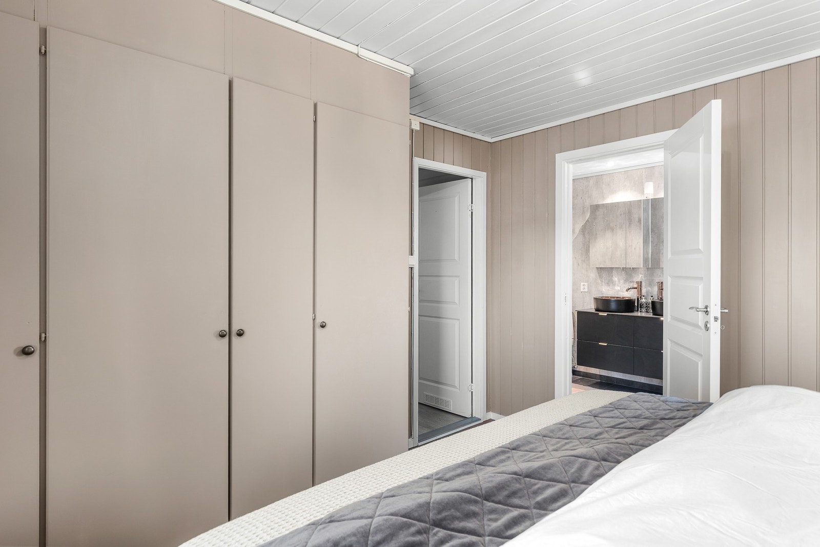 God lagringsplass i integrerte garderobeskap. Galleribilde