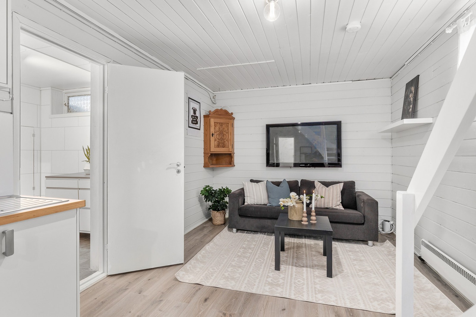 Rommet er allsidig, og er innredet med eget kjøkken. Galleribilde