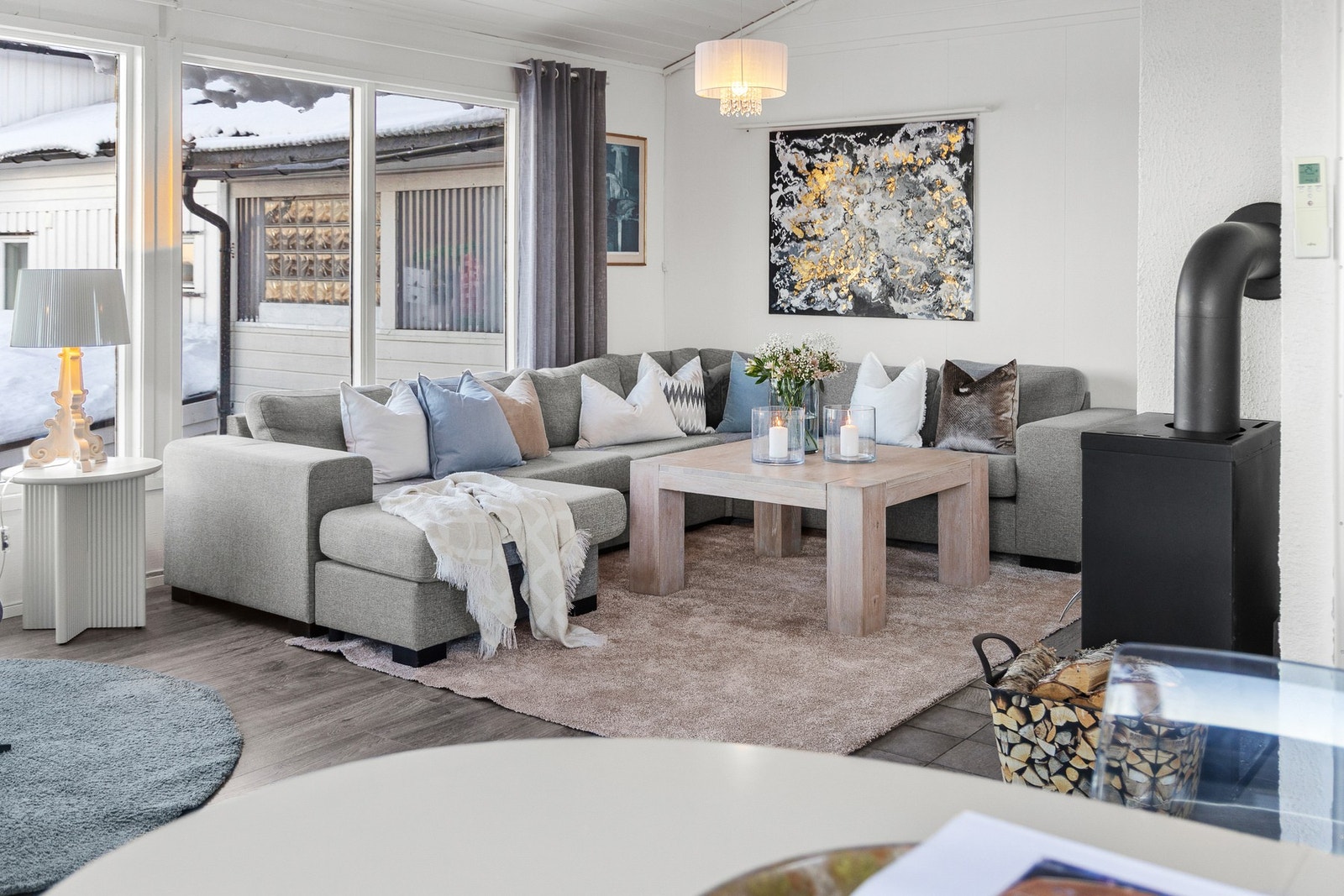 Stuen har en åpen løsning på hele 44,2 kvm med flere møbleringsmuligheter. Galleribilde