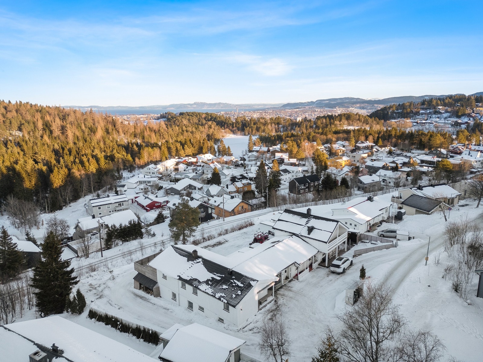 Ugla ligger på øvre del av Byåsen, i nærheten av flere populære turmål sommer som vinter. Galleribilde