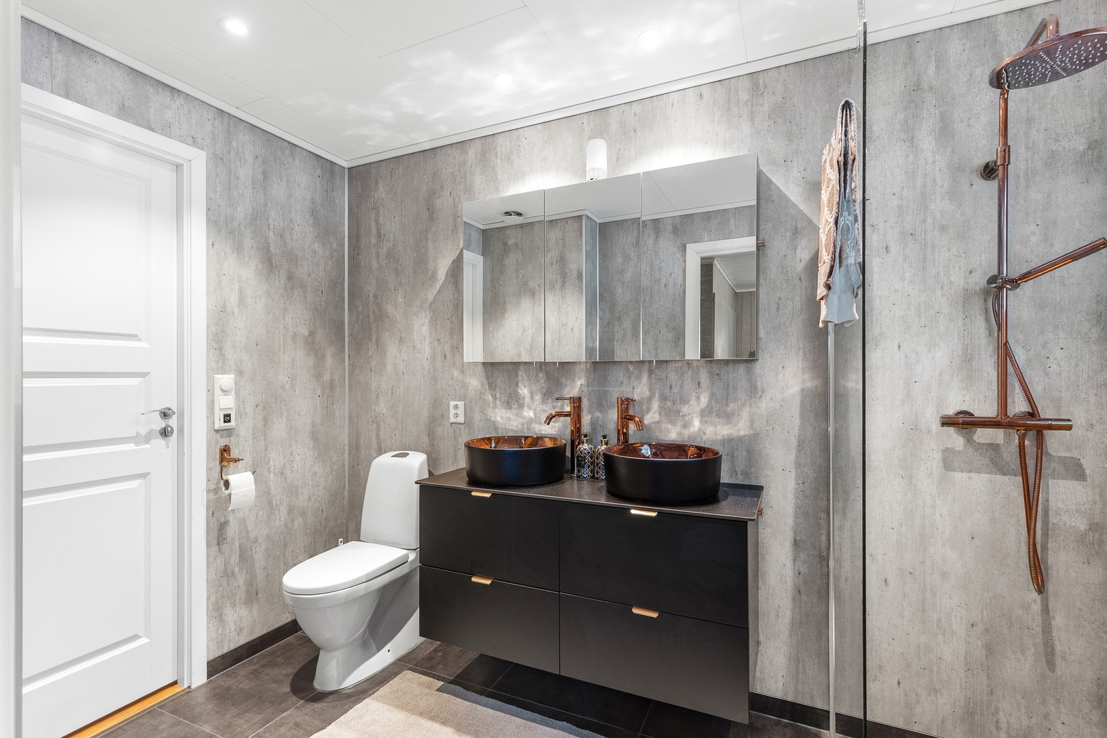 Stilrent og moderne baderom renovert i 2023, med eksklusive detaljer som dobbel servant og armaturer i bronsefarge. Flislagt gulv med varmekabler. Galleribilde