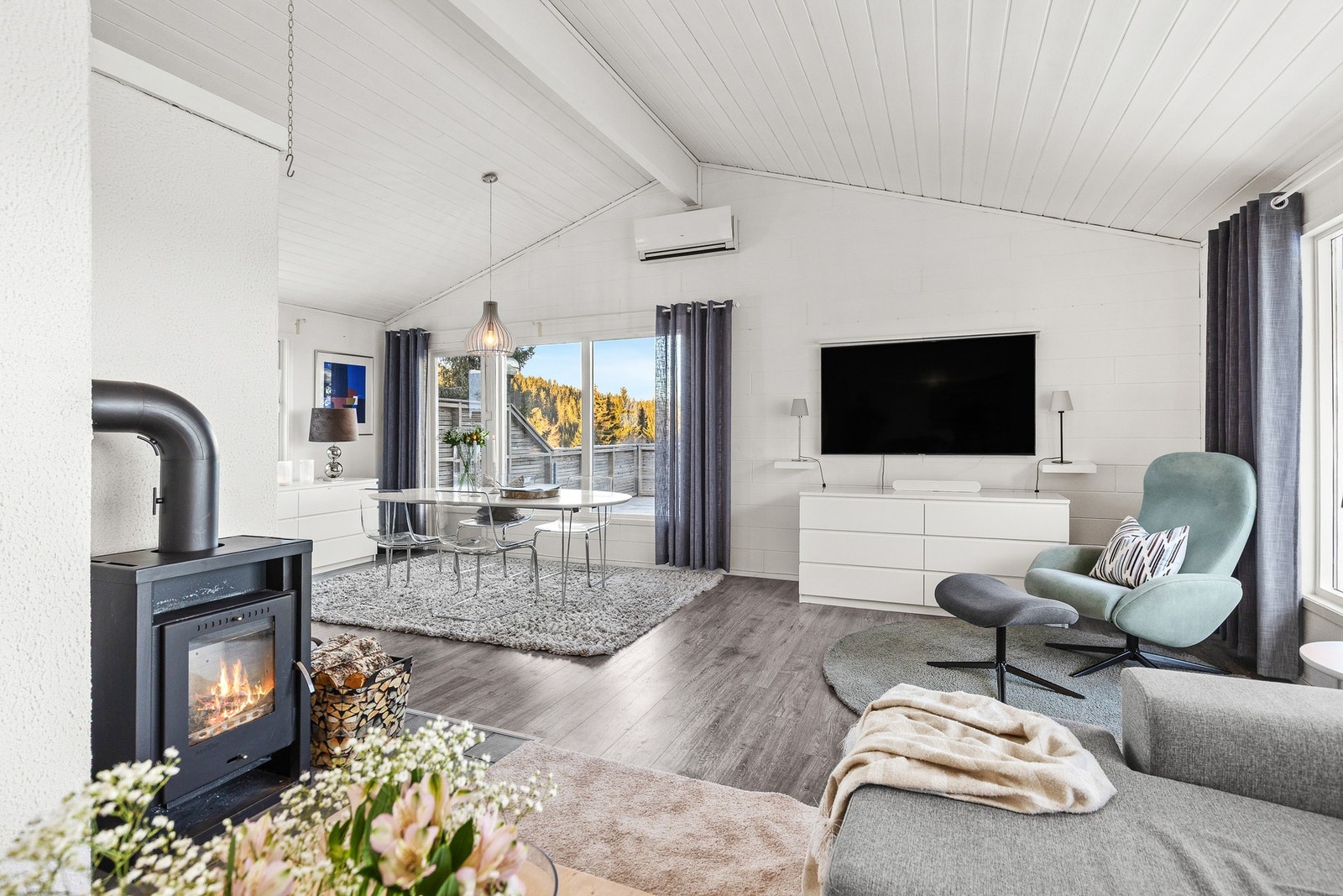 Stuen varmes effektivt opp med både vedovn og varmepumpe. Galleribilde