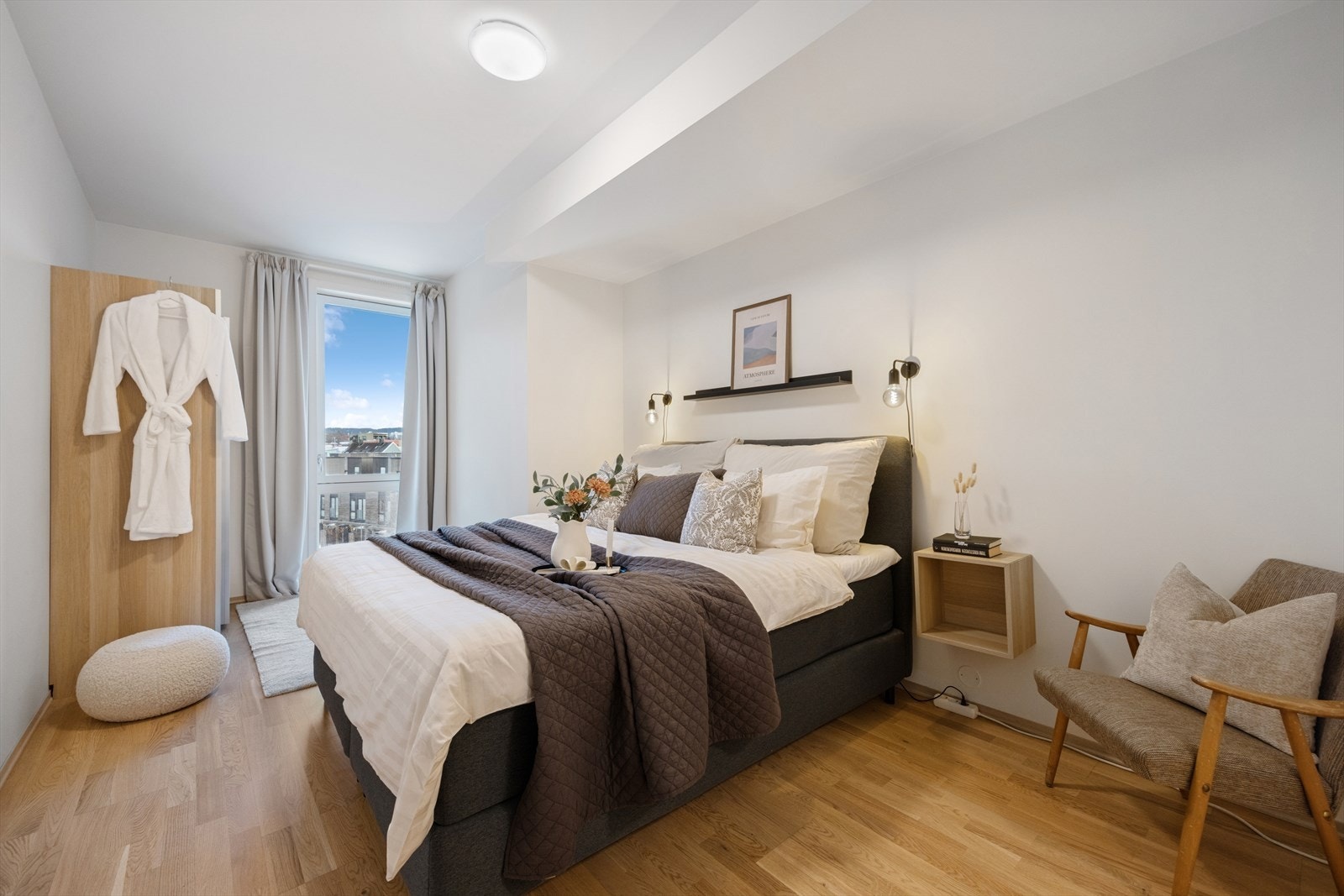 Hovedsoverommet har god plass til dobbeltseng og garderobeløsning. Galleribilde