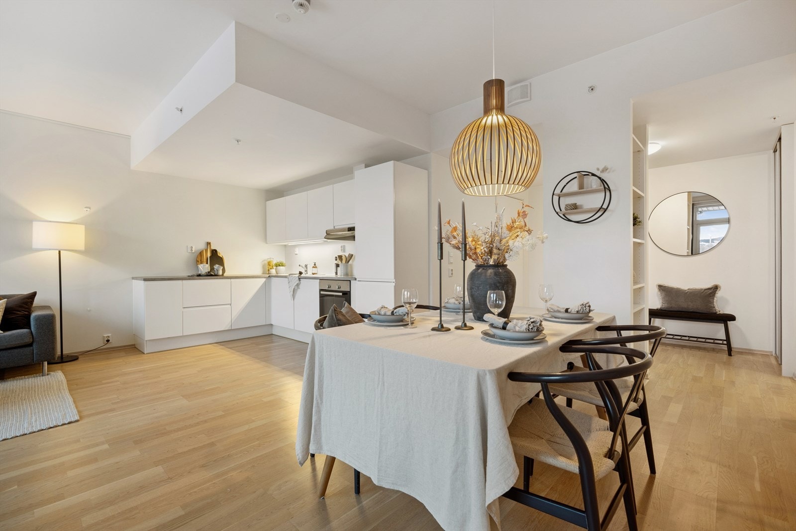 Den åpne løsningen mellom stue og kjøkken gir gode møbleringsmuligheter. Galleribilde