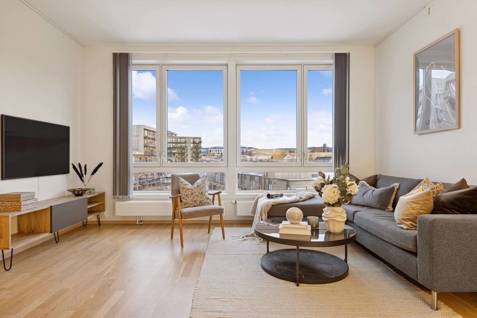 De brede vinduene gir en luftig romfølelse og godt utsyn. Galleribilde