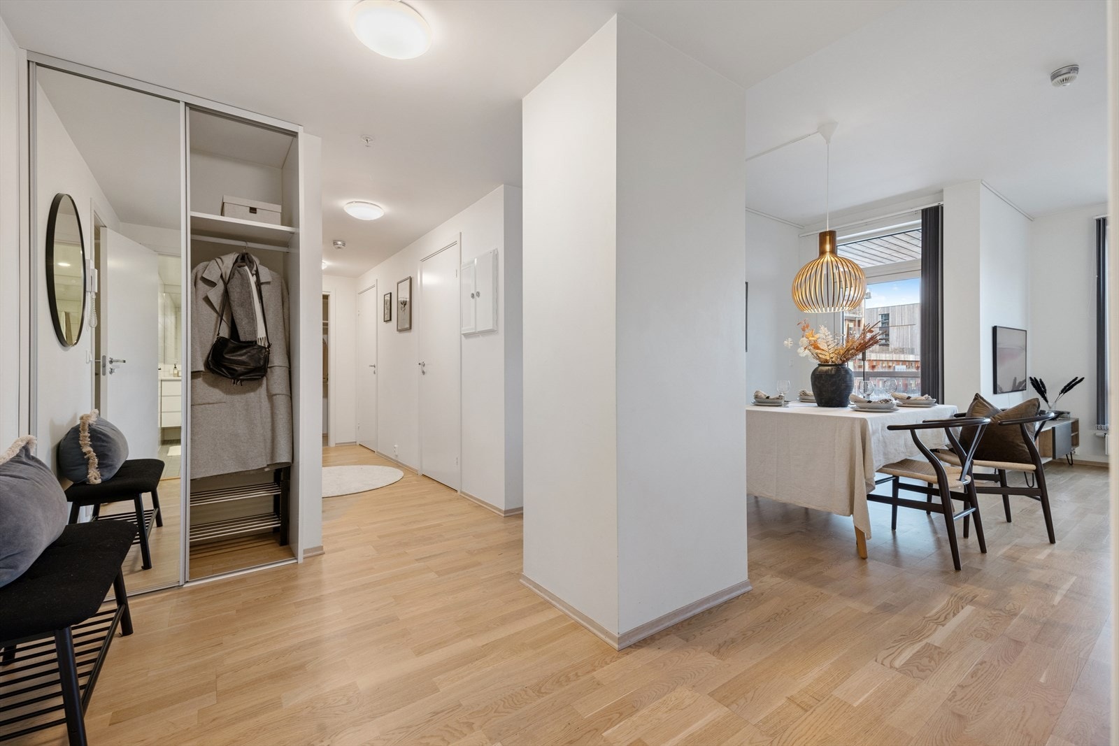 En innbydende entré med skyvedørsgarderobe for praktisk oppbevaring av yttertøy. Galleribilde