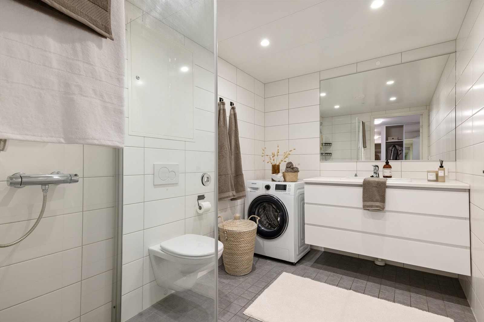 Lekkert baderom med flislagte overflater og varme i gulvet. Galleribilde