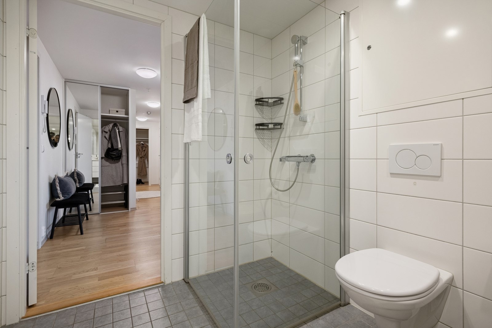 Badet er utstyrt med toalett, dusjhjørne, baderomsinnredning og opplegg til vaskemaskin. Galleribilde