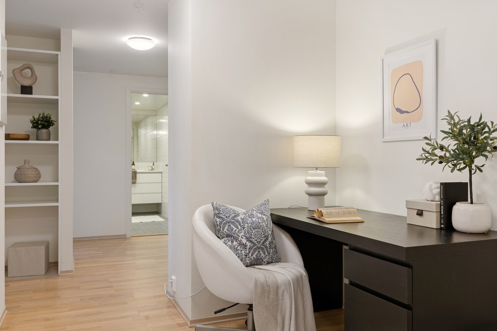 En smart utnyttelse av plassen gir fleksible løsninger for hjemmekontor eller lesekrok. Galleribilde