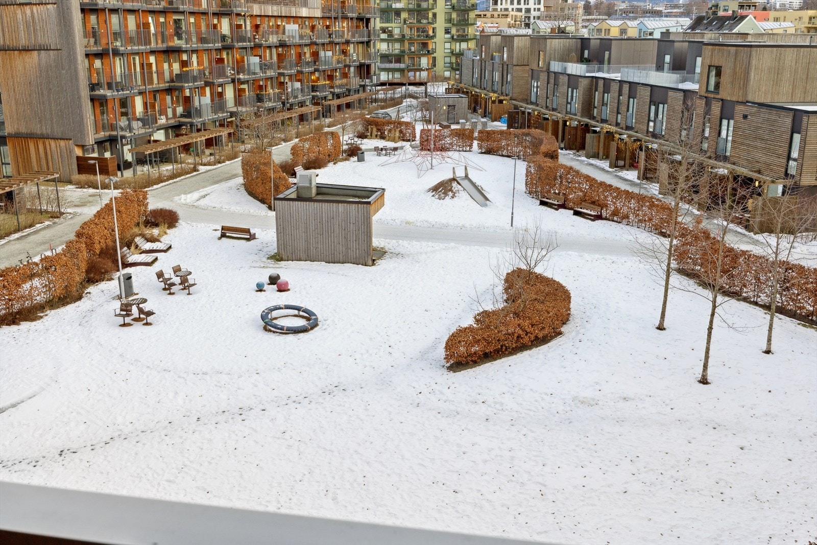 Fra balkongen har du en fin utsikt til fellesarealer, hvor seksjonen har ideell andel. Galleribilde