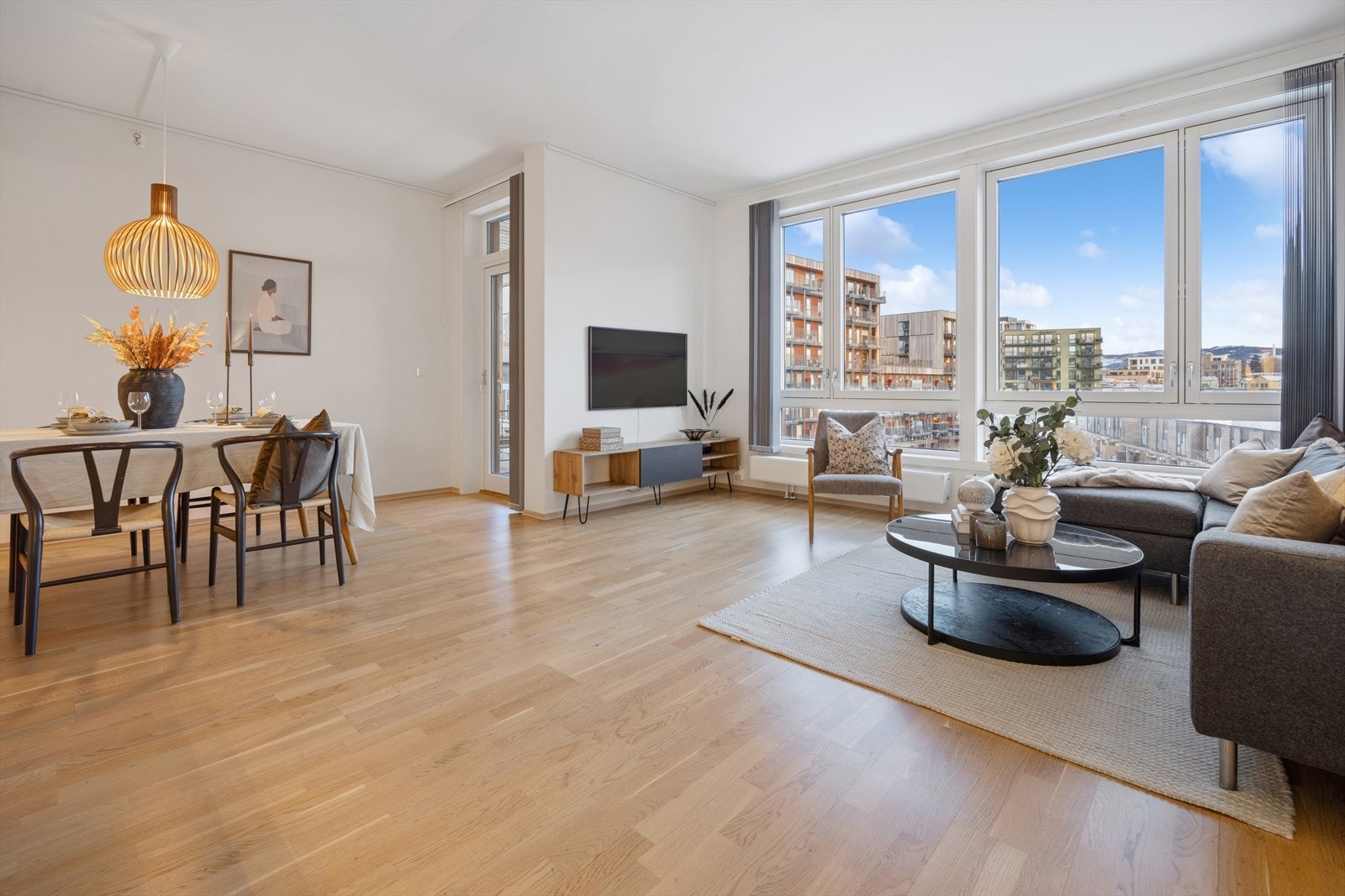 Romslig leilighet med åpen stue- og kjøkkenløsning. Galleribilde