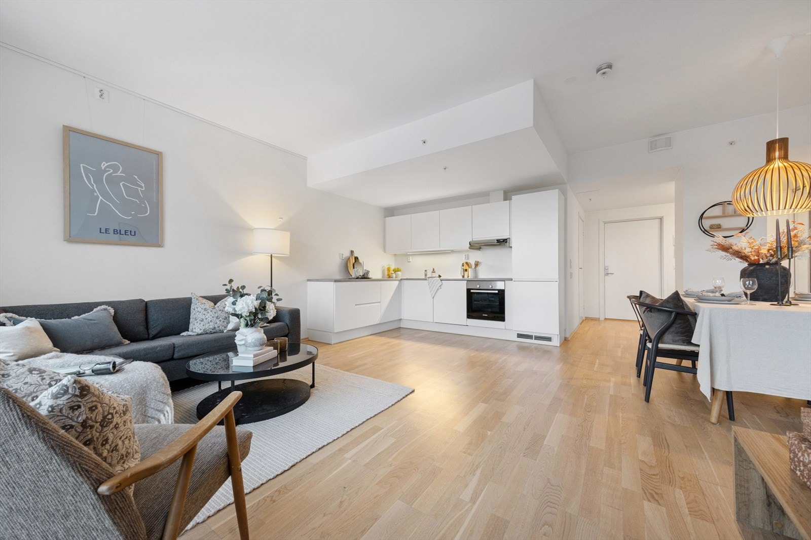 Lyse overflater skaper en helhetlig og innbydende atmosfære. Galleribilde