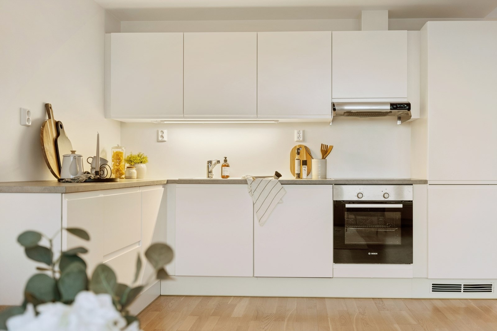 Belysning under overskapene gir godt arbeidslys på kjøkkenbenken. Galleribilde