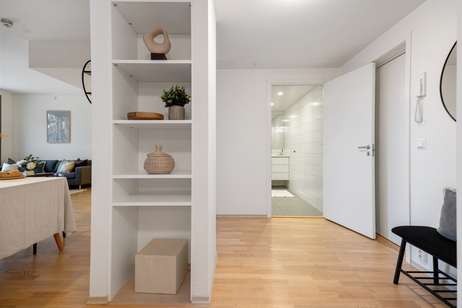 Seksjonen har i tillegg egen parkeringsplass med el-billader, i felles parkeringskjeller. Galleribilde