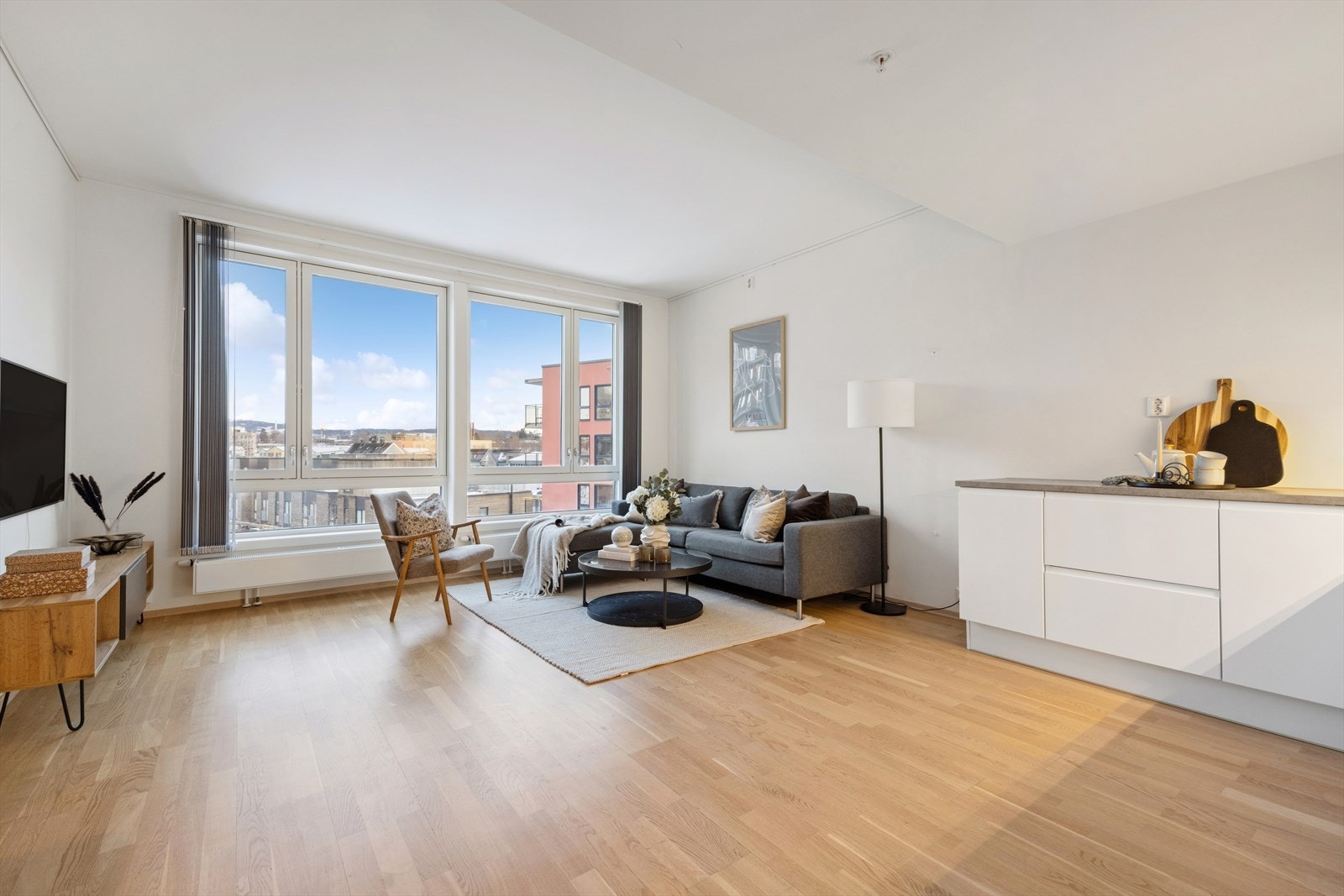 Stuen er leilighetens sentrale samlingspunkt, med store vindusflater som slipper inn rikelig med dagslys. Galleribilde