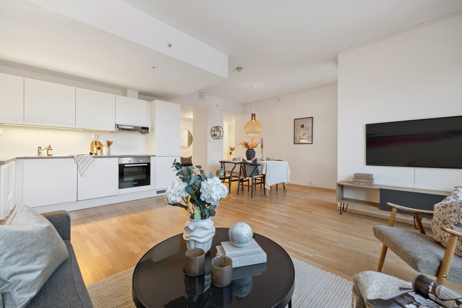 Kjøkkenet er praktisk integrert i den åpne løsningen, med god arbeids- og skapplass. Galleribilde