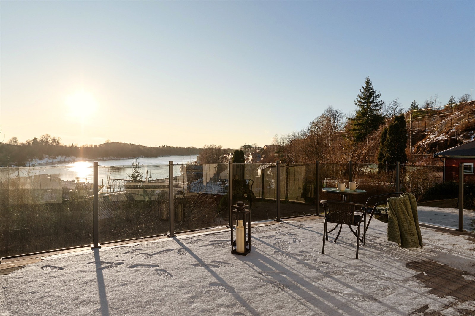 Terrassen ble nyoppført i 2024 med glassrekkverk som ivaretar både utsikten og de gode solforholdene. Det foreligger ingen dokumentasjon på at tiltaket er godkjent. Galleribilde