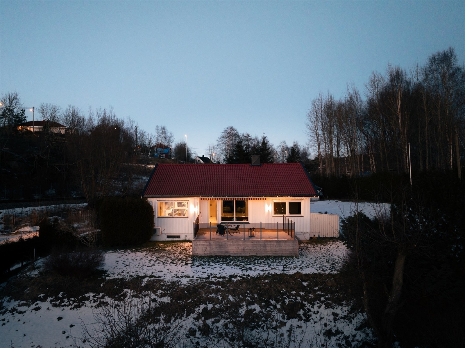 I hagen er det rikelig med tumleplass. I skrenten nedenfor boligen kan du plukke egne epler i sesong. Galleribilde