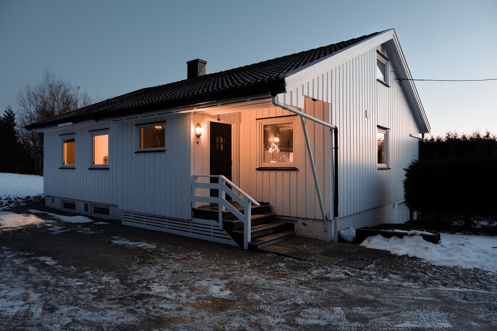 Ytterveggene ble malt så nylig som i 2025. Yttertaket ble lagt om i 2013. Galleribilde