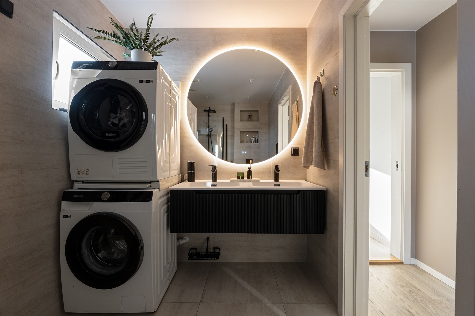 Dobbel servant legger til rette for at badet kan benyttes av to personer samtidig. Galleribilde