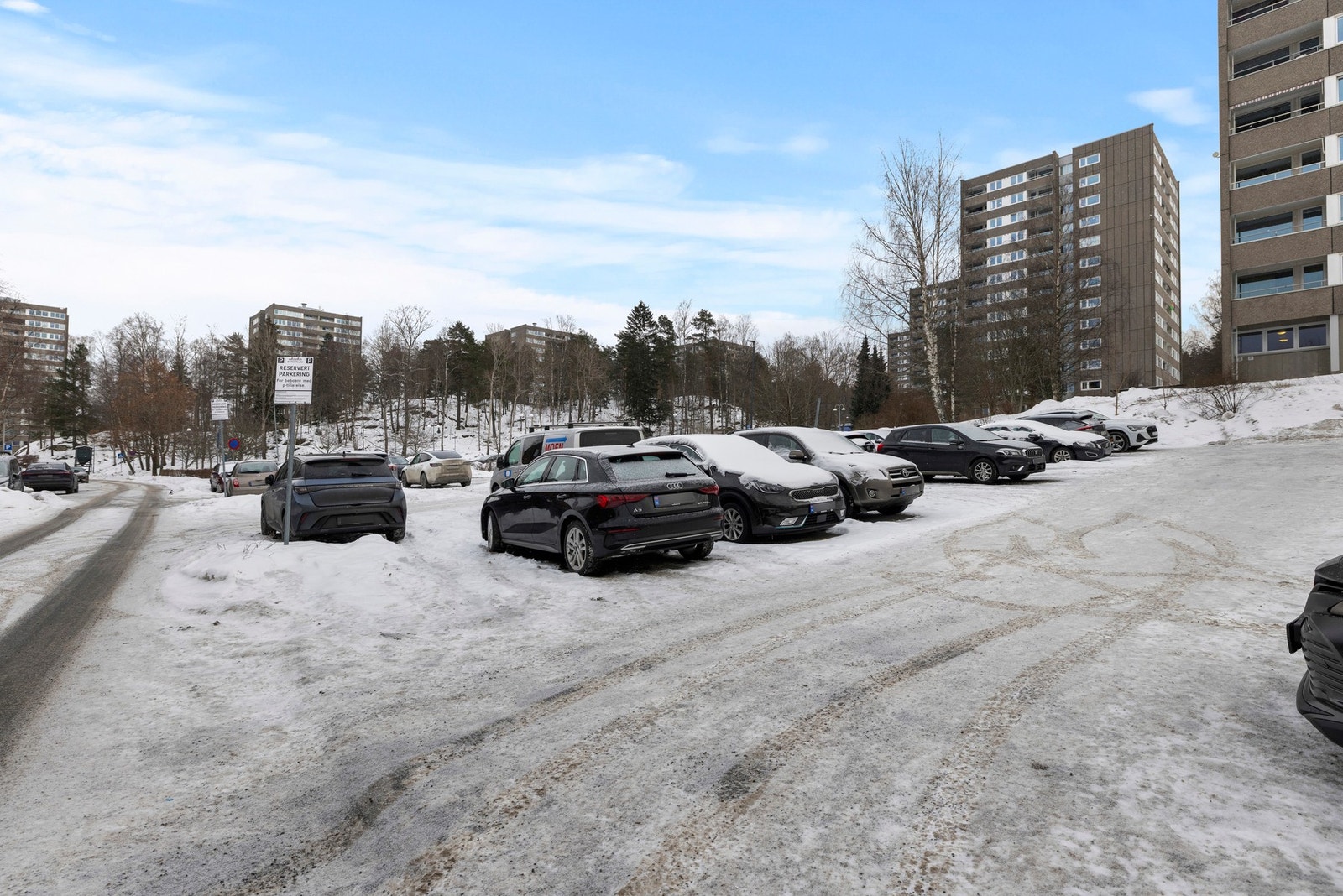 Leiligheten disponerer en egen parkeringsplass. Galleribilde