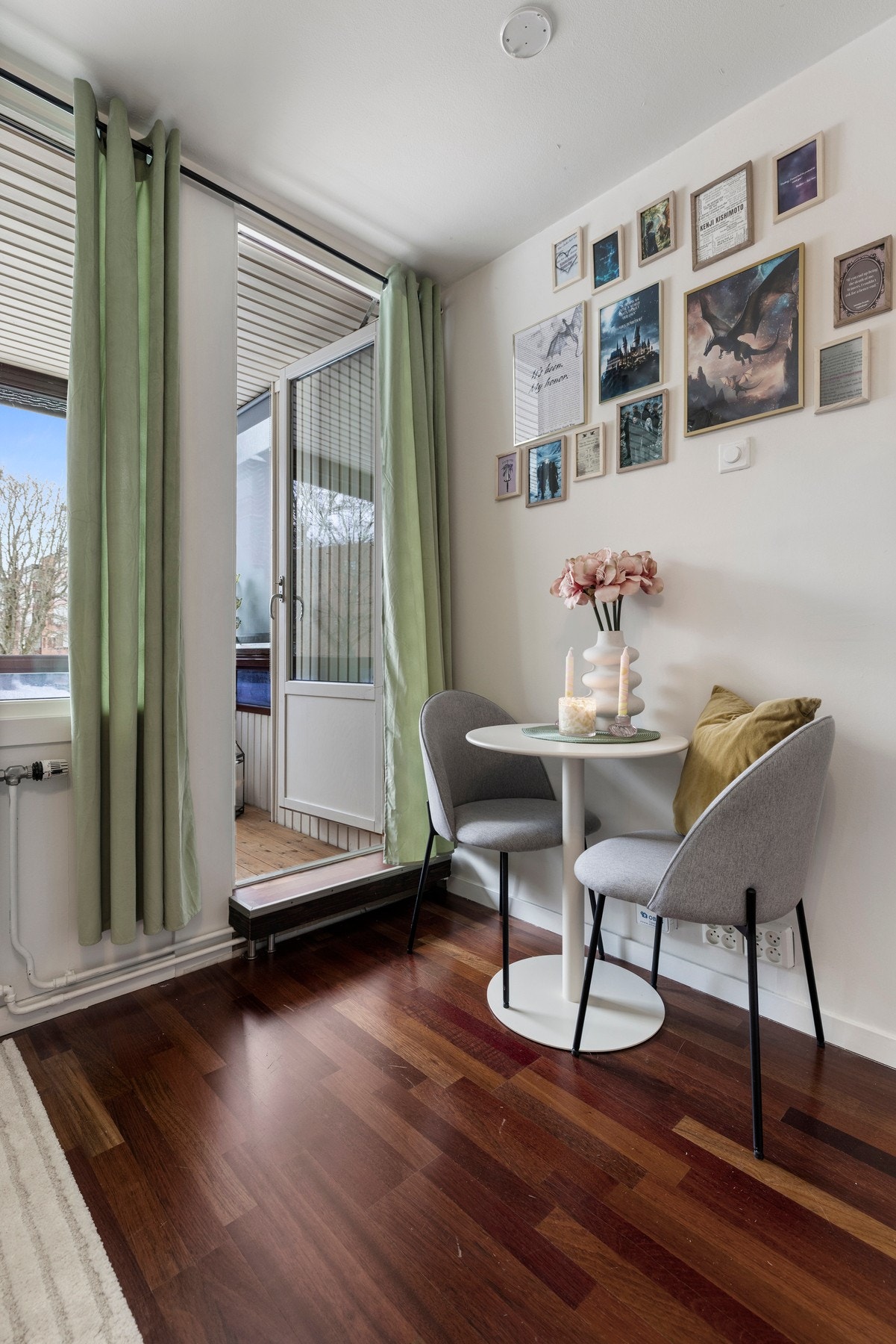 Fra stuen er det utgang til en flott, innglasset balkong med gode solforhold. Galleribilde