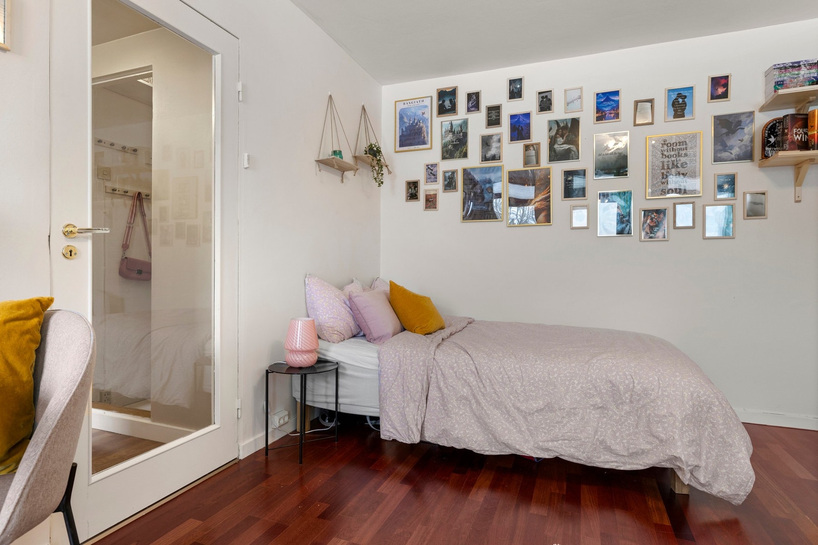 Stuen har god plass til enkeltseng med tilhørende nattbord. Galleribilde