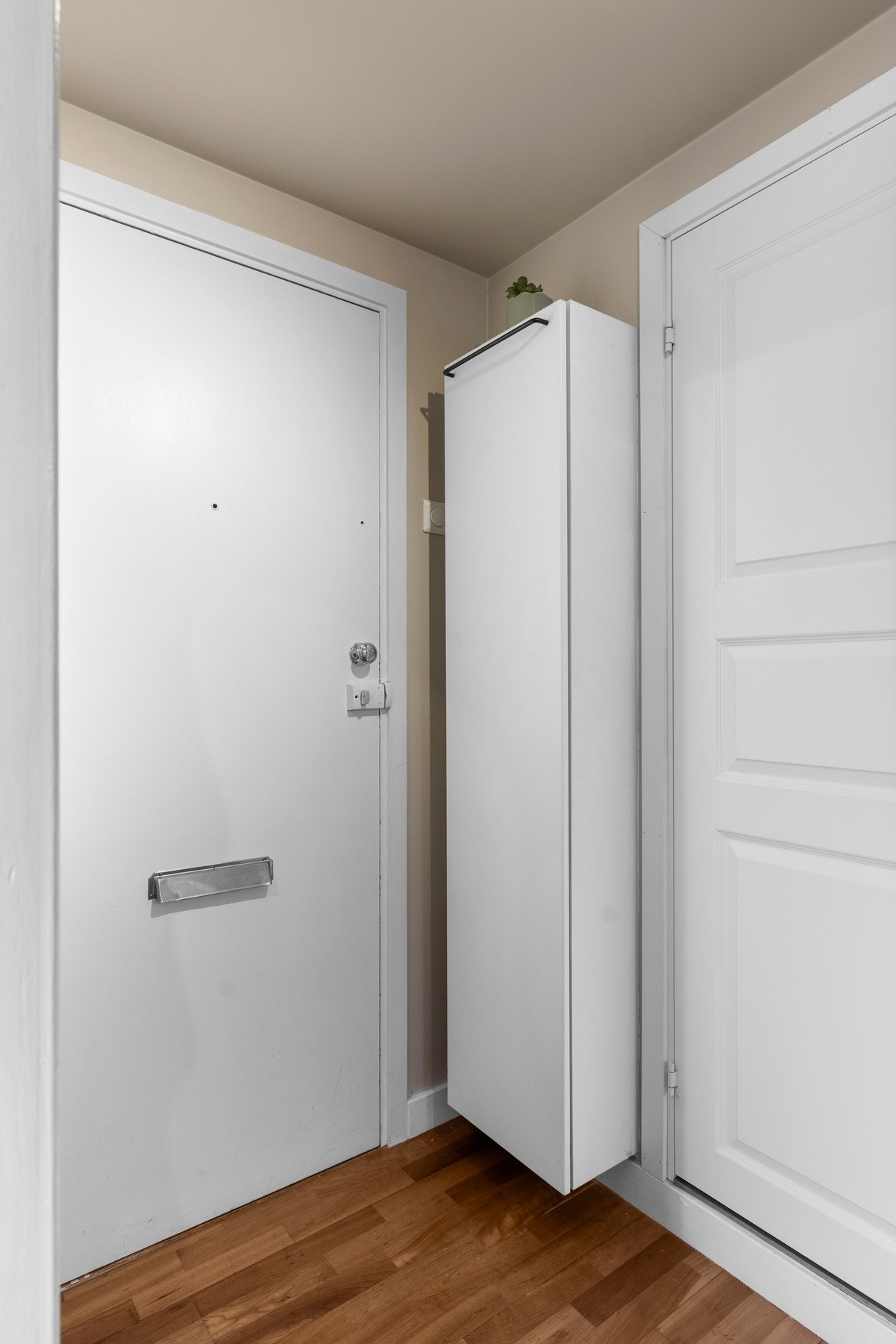 Meget innbydende inngangsparti som gir leiligheten et godt førsteinntrykk. Galleribilde