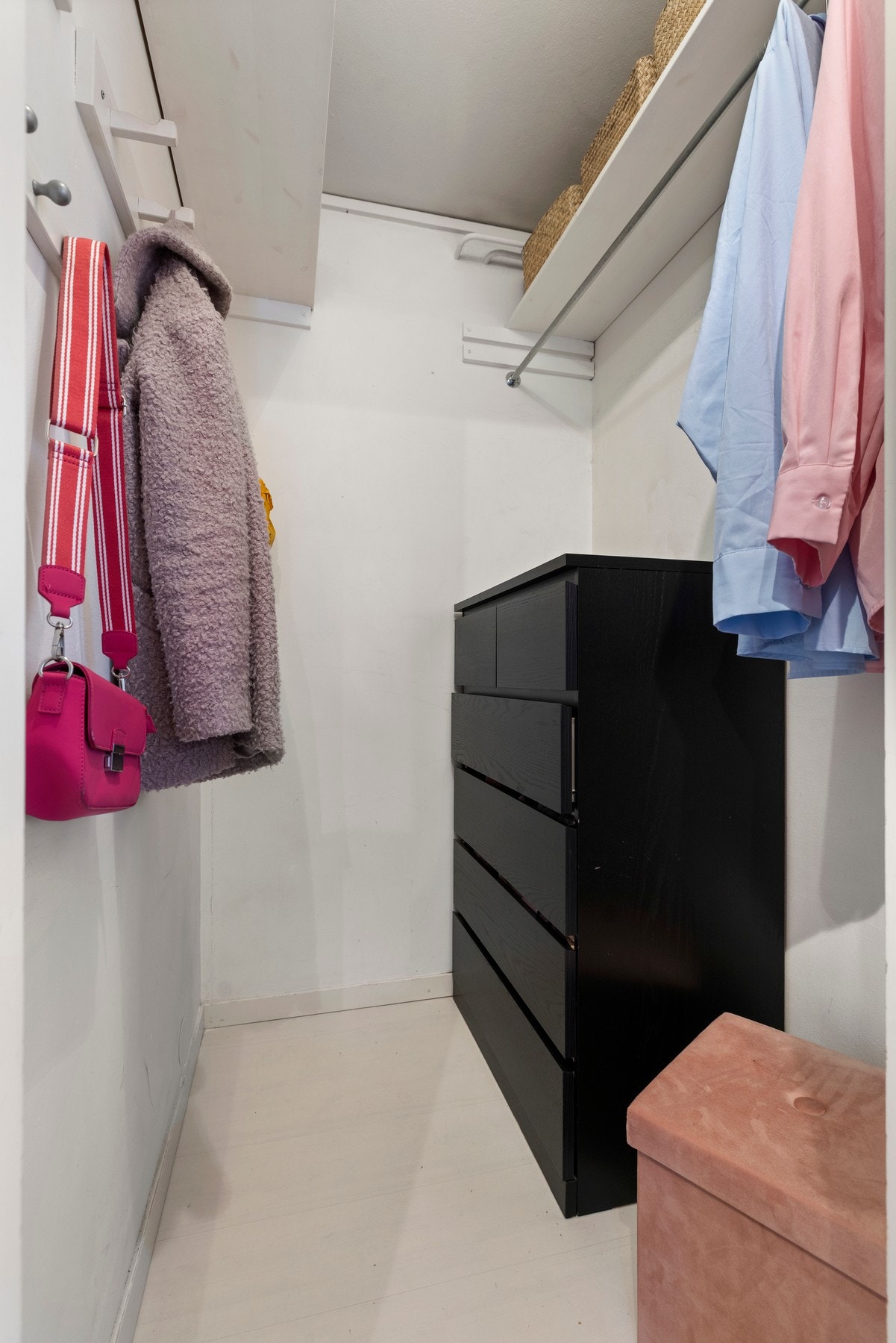 Praktisk innvendig bod med god plass til yttertøy og sko. Galleribilde