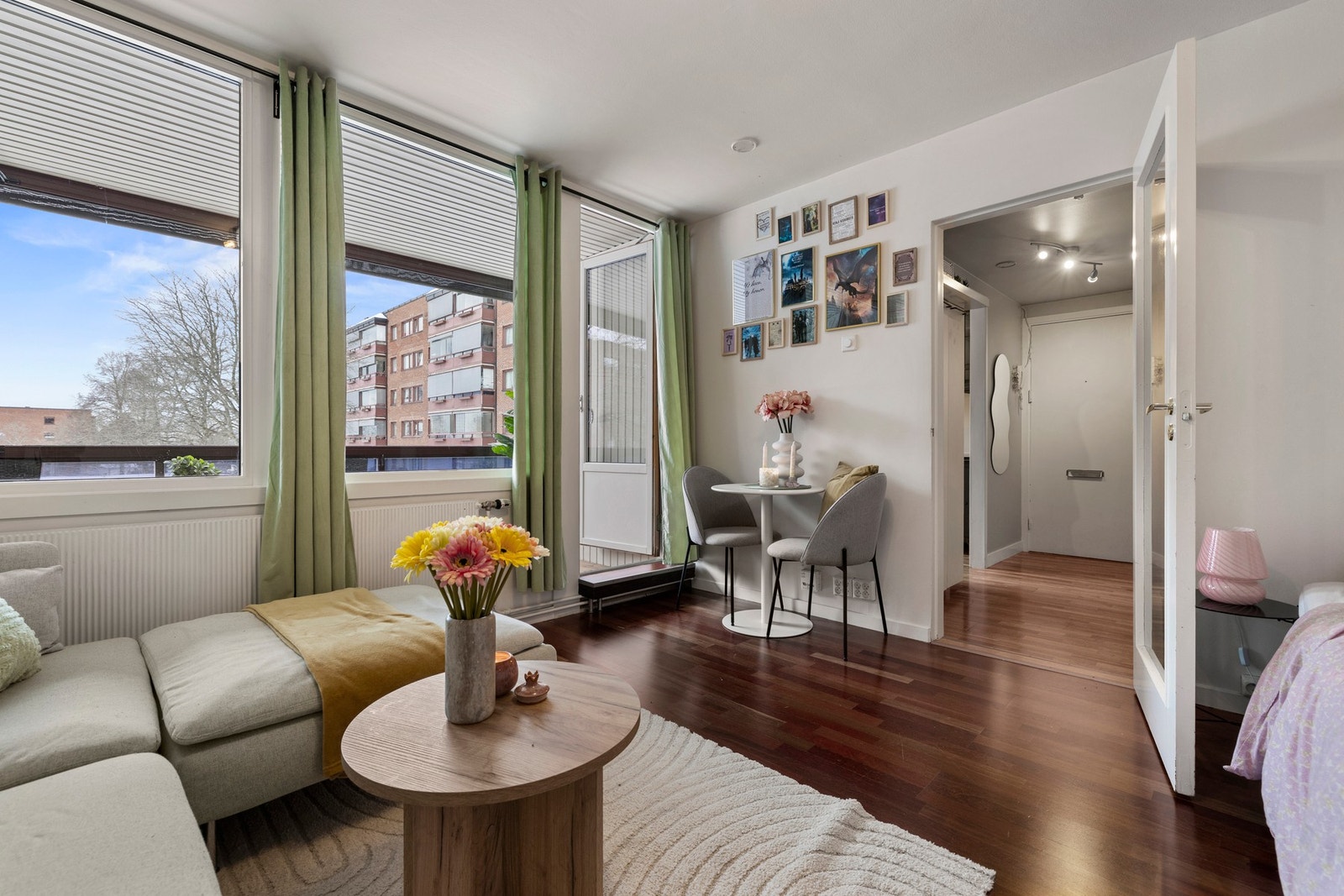 Stuen er romslig og det er god plass til ønsket møblement. Det er plass til et koselig spisebord - Her kan du nyte et hyggelig måltid med venner og familie. Galleribilde