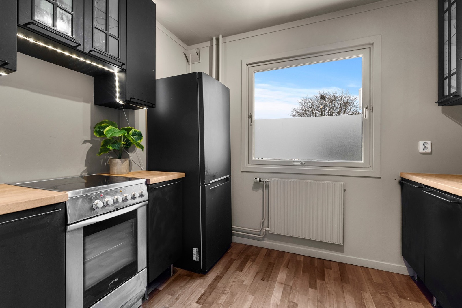 Separat kjøkken som har godt med skap- og benkeplass. Galleribilde