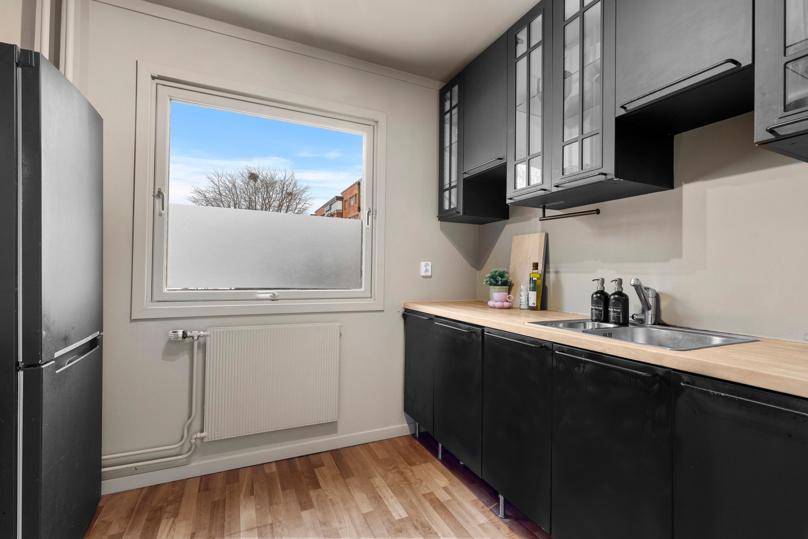 Kjøkkenet er meget romslig og praktisk med malte fronter,benkeplate i heltre. Integrerte hvitevarer med
oppvaskmaskin.Opplegg for frittstående kjøl-frys og komfyr. Galleribilde