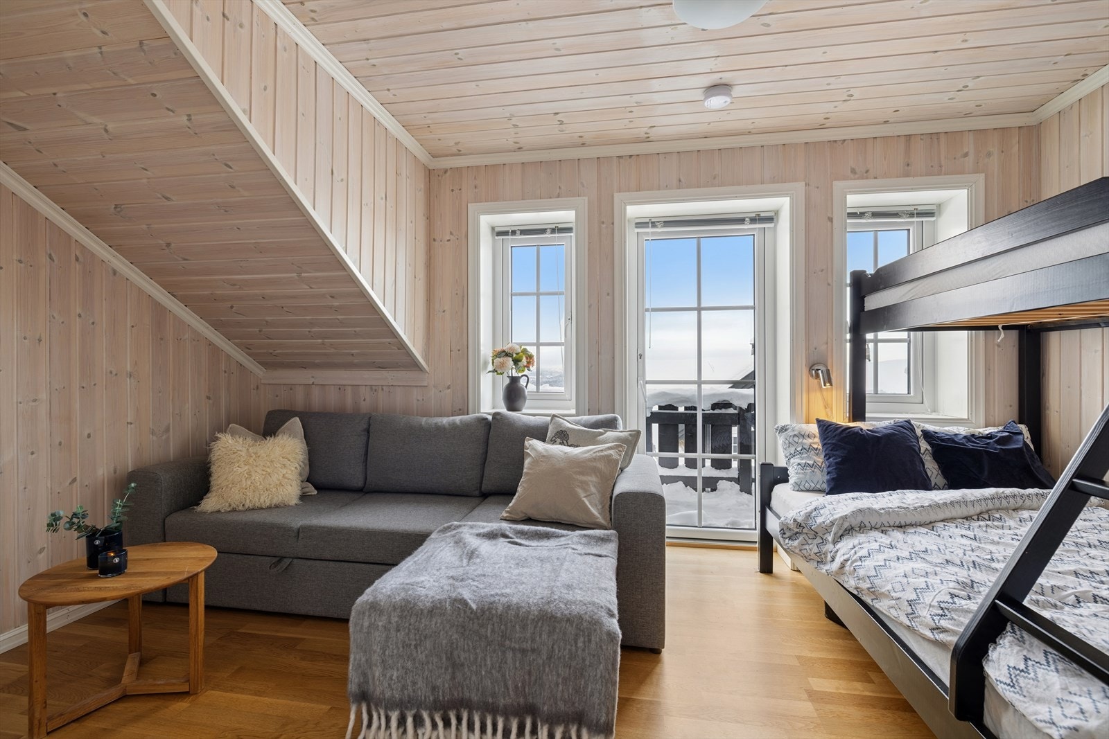 Det ene soverommet har direkte adkomst til hyttas balkong med nydelig utsikt Galleribilde