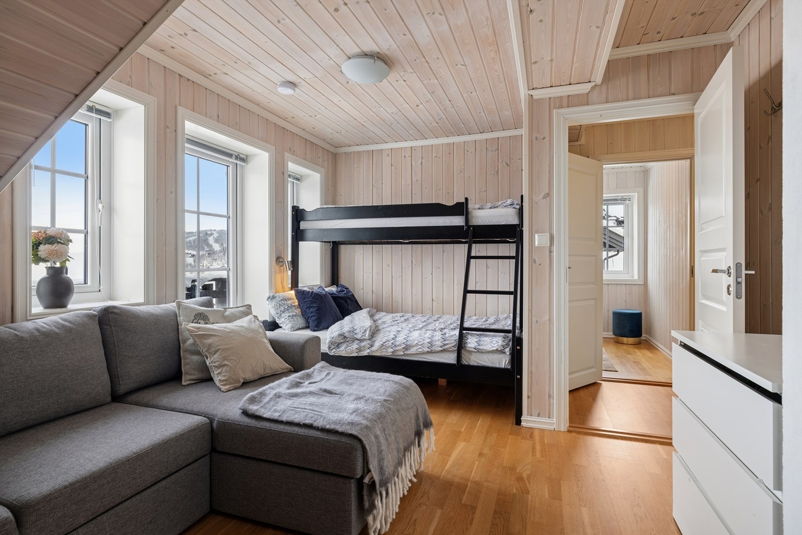 Hytta har 3 soverom, alle samlet i loftsetasjen Galleribilde