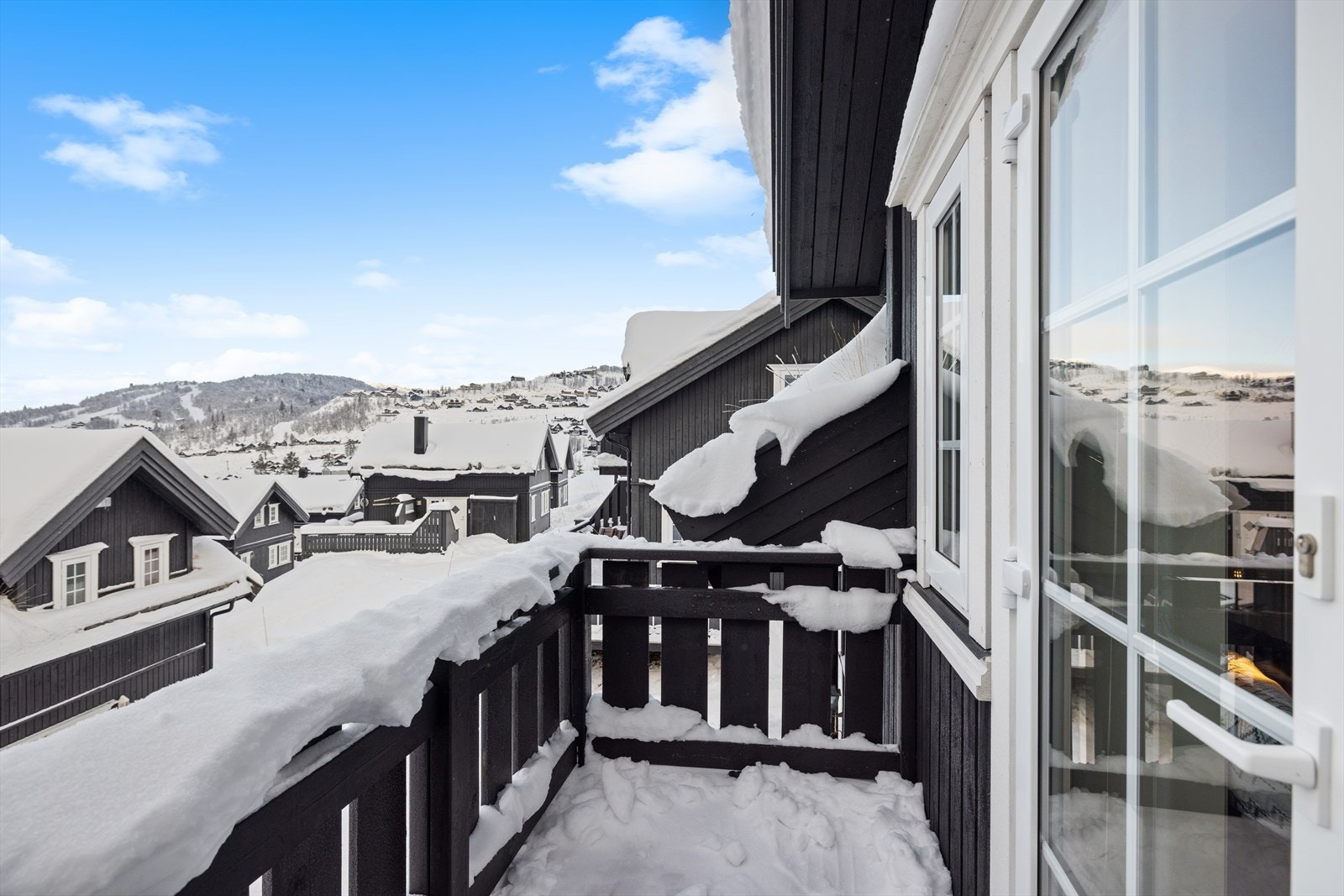 Nyere helårshytte (2014) beliggende i et populært hytteområde i Holtardalen Galleribilde