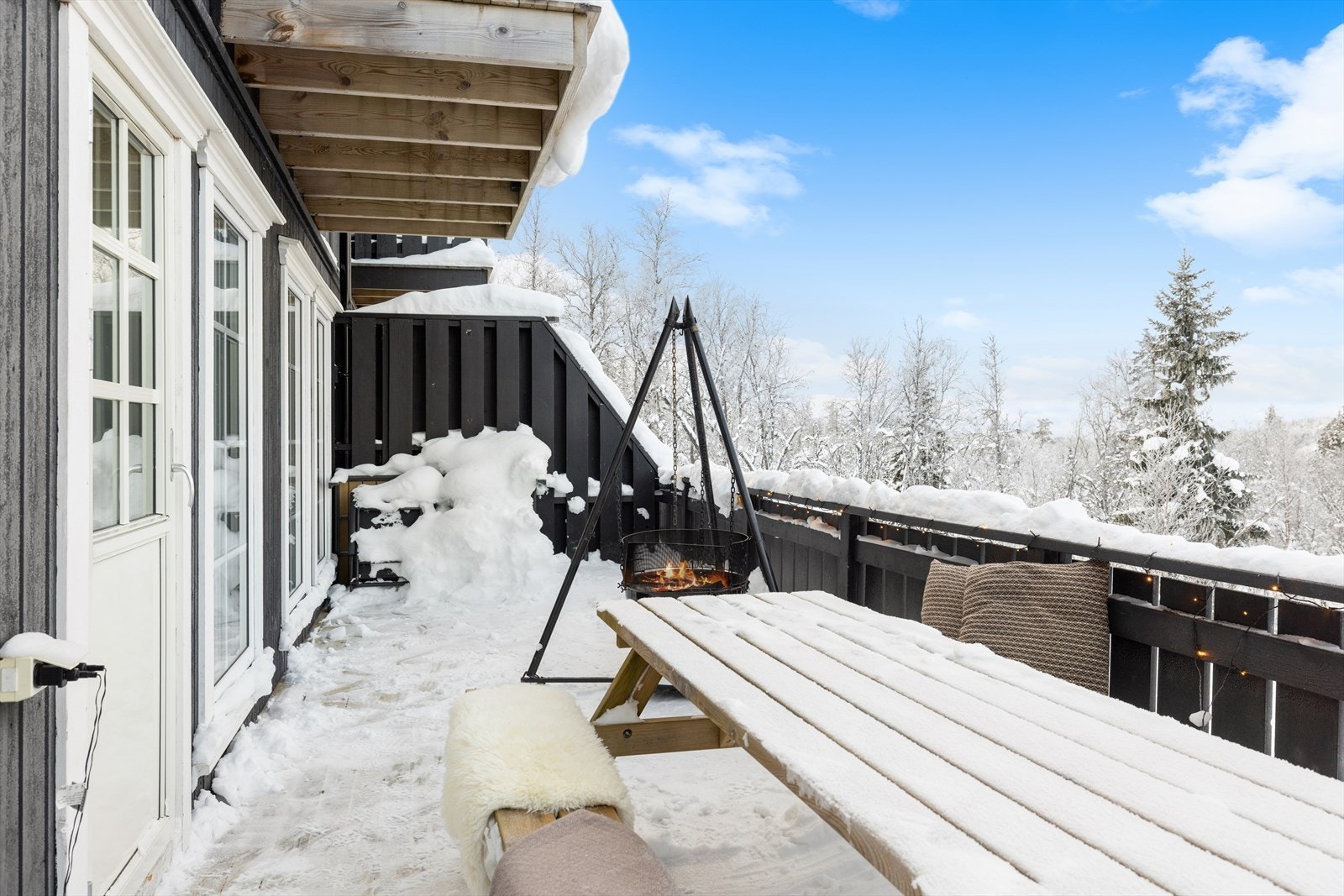 Hytta ligger vestvendt og solrikt, med en romslig terrasse som inviterer til lange, late soldager - enten det er påskesol med appelsin i hånden eller varme sommerkvelder etter fjelltur Galleribilde