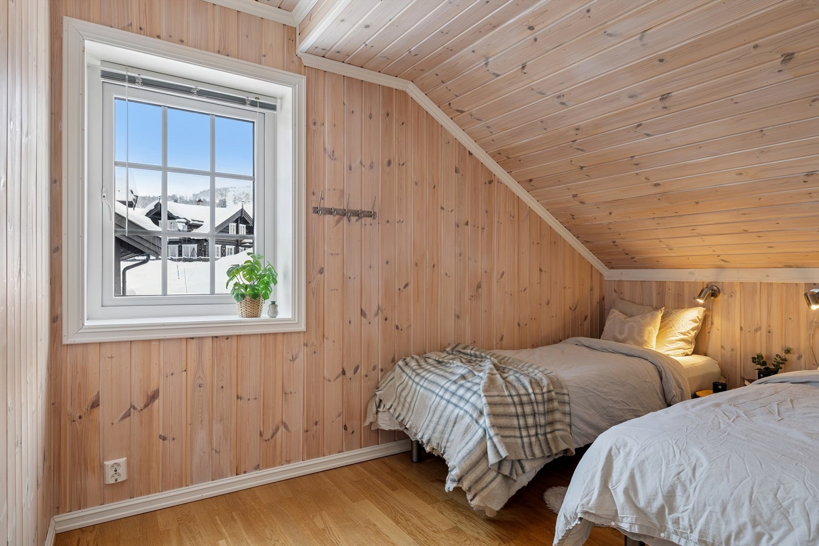 Soverommene har store vinduer som gir godt med naturlig lys, og en behagelig atmosfære Galleribilde