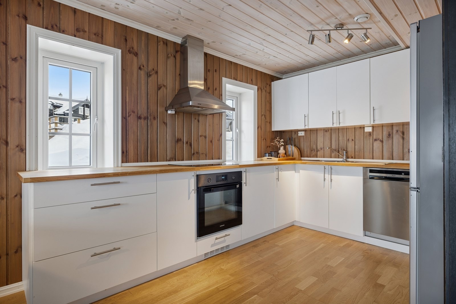 Innredningen har glatte fronter og benkeplate i heltre med nedfelt oppvaskkum Galleribilde