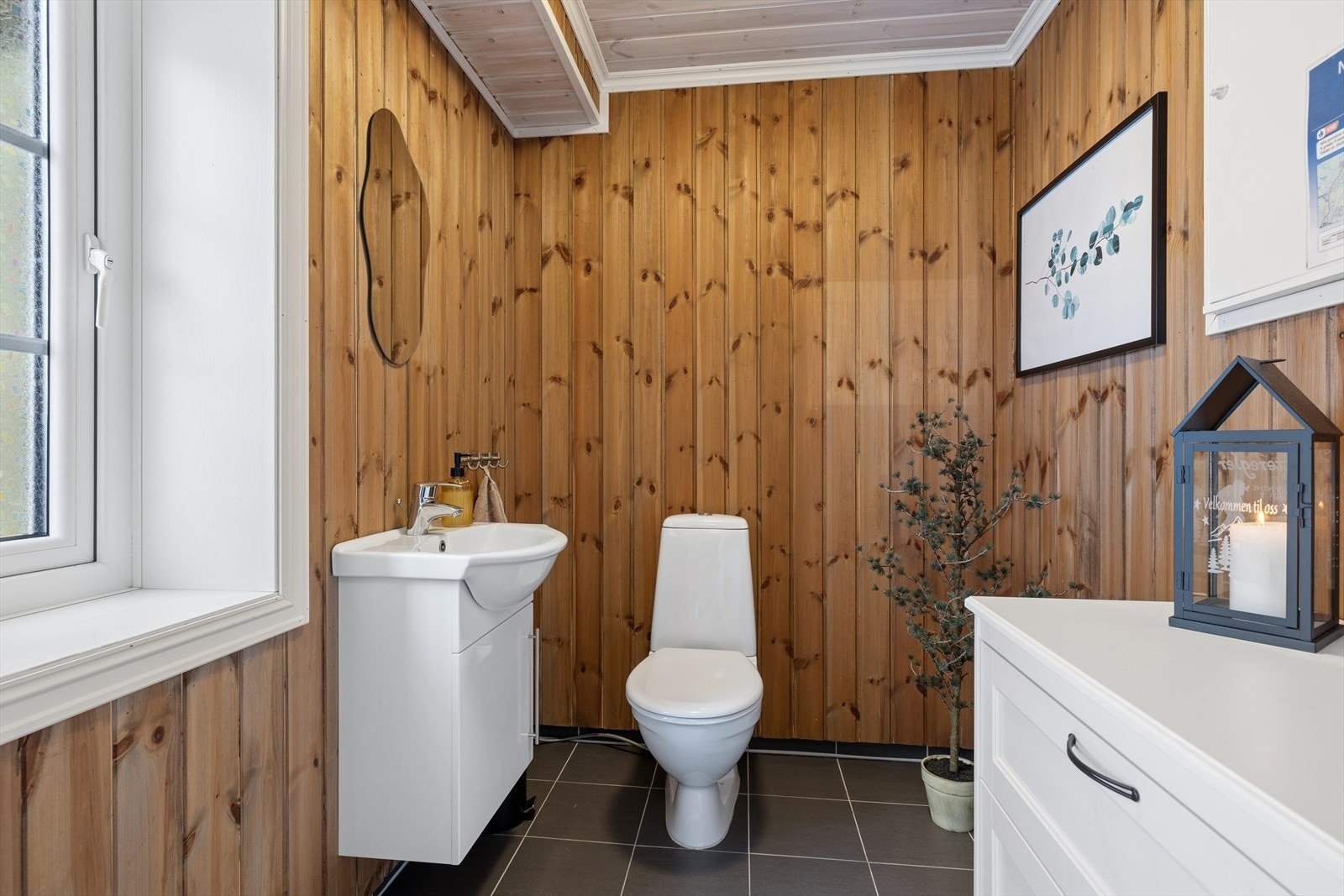Toalettrom i 1. etasje med enkel servant og toalett (bod) Galleribilde