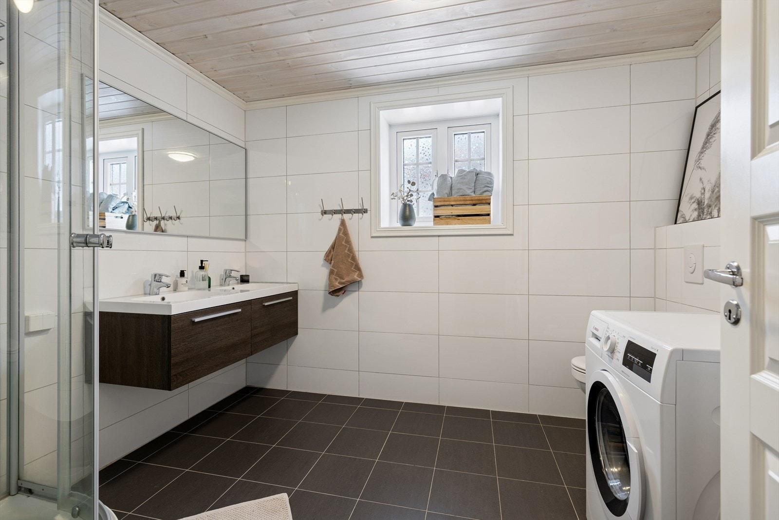 Baderom fra 2014. Her er det fliser på vegger og gulv med behagelig gulvvarme Galleribilde